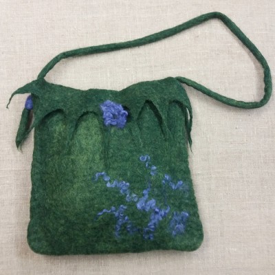 Handtovad väska med axelrem, grön med lila dekor