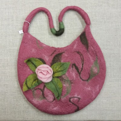 Handtovad väska med kort axelrem, rosa med en blomma
