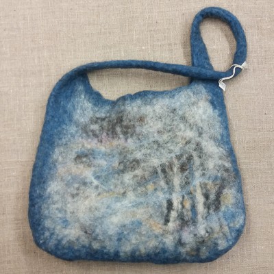 Handtovad väska med lite kortare axelrem, blå med gråa toner